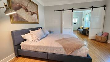 1 makuuhuone, työpöytä, silitysrauta/-lauta, vauvan matkasänky