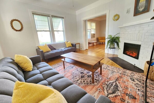 Smart TV, fireplace