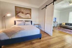 1 Schlafzimmer, Schreibtisch, Bügeleisen/Bügelbrett, Reisekinderbett