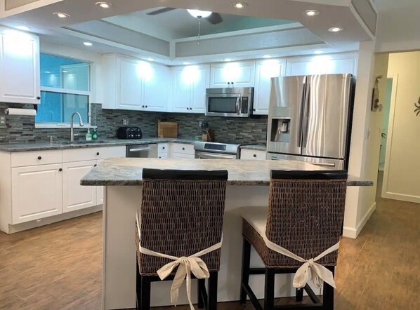 Fridge, microwave, oven, stovetop - Come Get Away in the Tiki Del Sol Home! (Cape Coral)