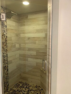 Douche, sĂšche-cheveux, serviettes fournies, savon