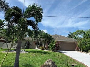 Property grounds - Come Get Away in the Tiki Del Sol Home! (Cape Coral)