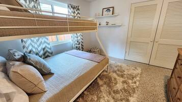 3 habitaciones, escritorio y tabla de planchar con plancha