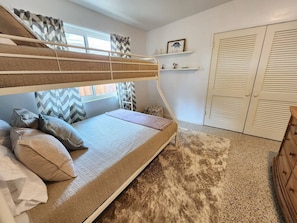 3 Schlafzimmer, Schreibtisch, Bügeleisen/Bügelbrett, Reisekinderbett