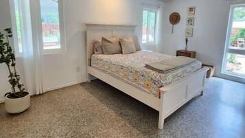 3 makuuhuonetta, työpöytä, silitysrauta/-lauta, vauvan matkasänky