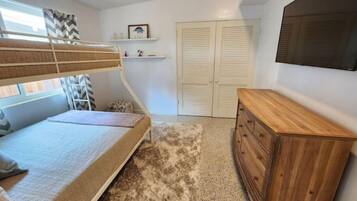 3 makuuhuonetta, työpöytä, silitysrauta/-lauta, vauvan matkasänky