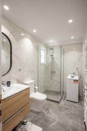 Douche, sèche-cheveux, serviettes fournies, savon