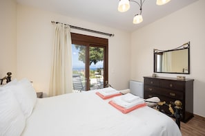 5 bedrooms, iron/ironing board, WiFi, bed sheets - Villa Ariadne - Five Bedroom Villa, Sleeps 10 (Apergatika)