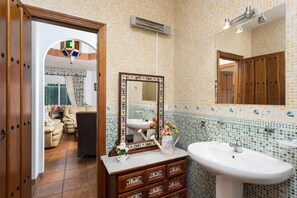 Bañera, secador de pelo y toallas