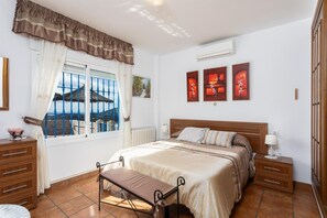 3 chambres, fer et planche à repasser, Wi-Fi, draps fournis