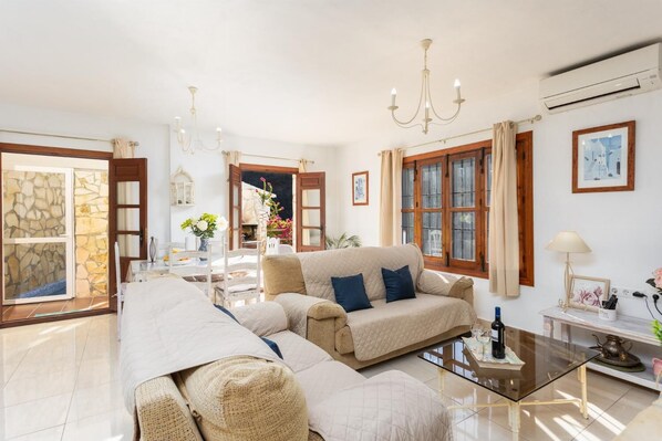 TV, fireplace - Villa Flower - Two Bedroom Villa, Sleeps 4 (Cómpeta)