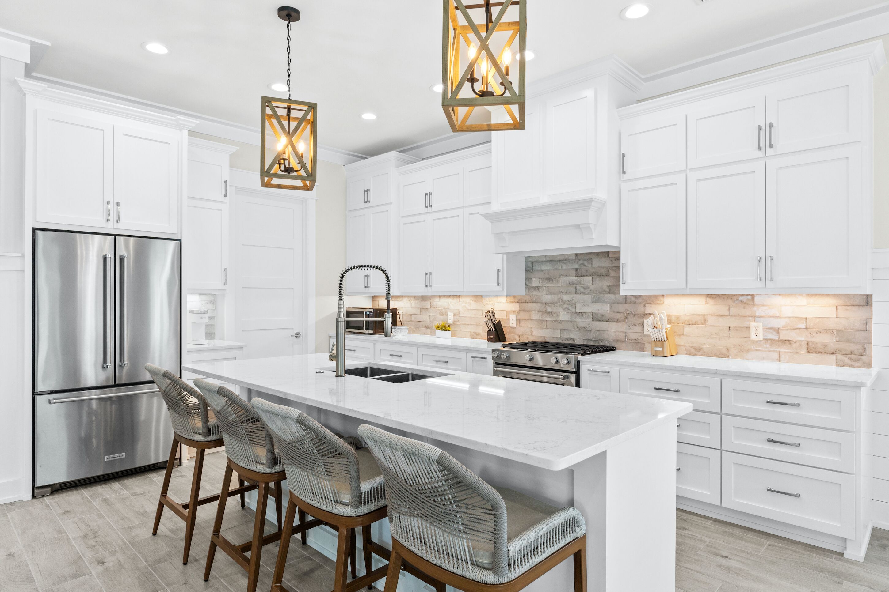 Full-sized fridge, microwave, oven, stovetop