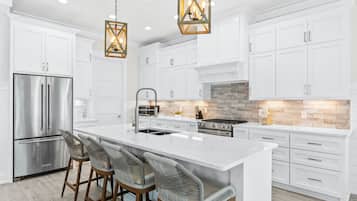 Full-sized fridge, microwave, oven, stovetop