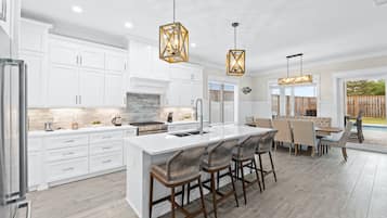 Full-sized fridge, microwave, oven, stovetop