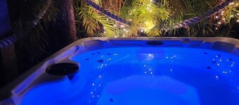 House with Patio, Caribbean Hot-tub & Tiki Bar. Pet friendly. No cleaning charge