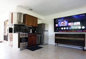 Fridge, microwave, oven, stovetop - House with outside Caribbean Hot-tub, Tiki Bar & Patio, Pet friendly. (Punta Gorda)