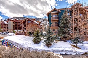 Guests can enjoy a traditional stay at this lodge, featuring wooden balconies and ample parking.