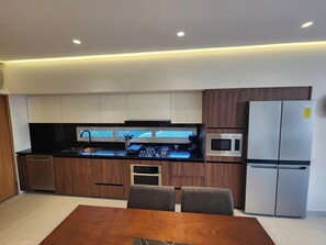 Refrigerador, microondas, horno y parrilla de estufa 