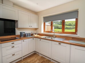 Een koelkast, een vaatwasser, een waterkoker, een broodrooster