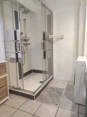 Secadora de cabello, toallas, jabón, shampoo 