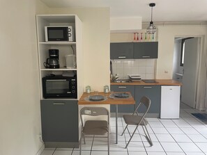 Frigorifero, microonde, forno, piano cottura