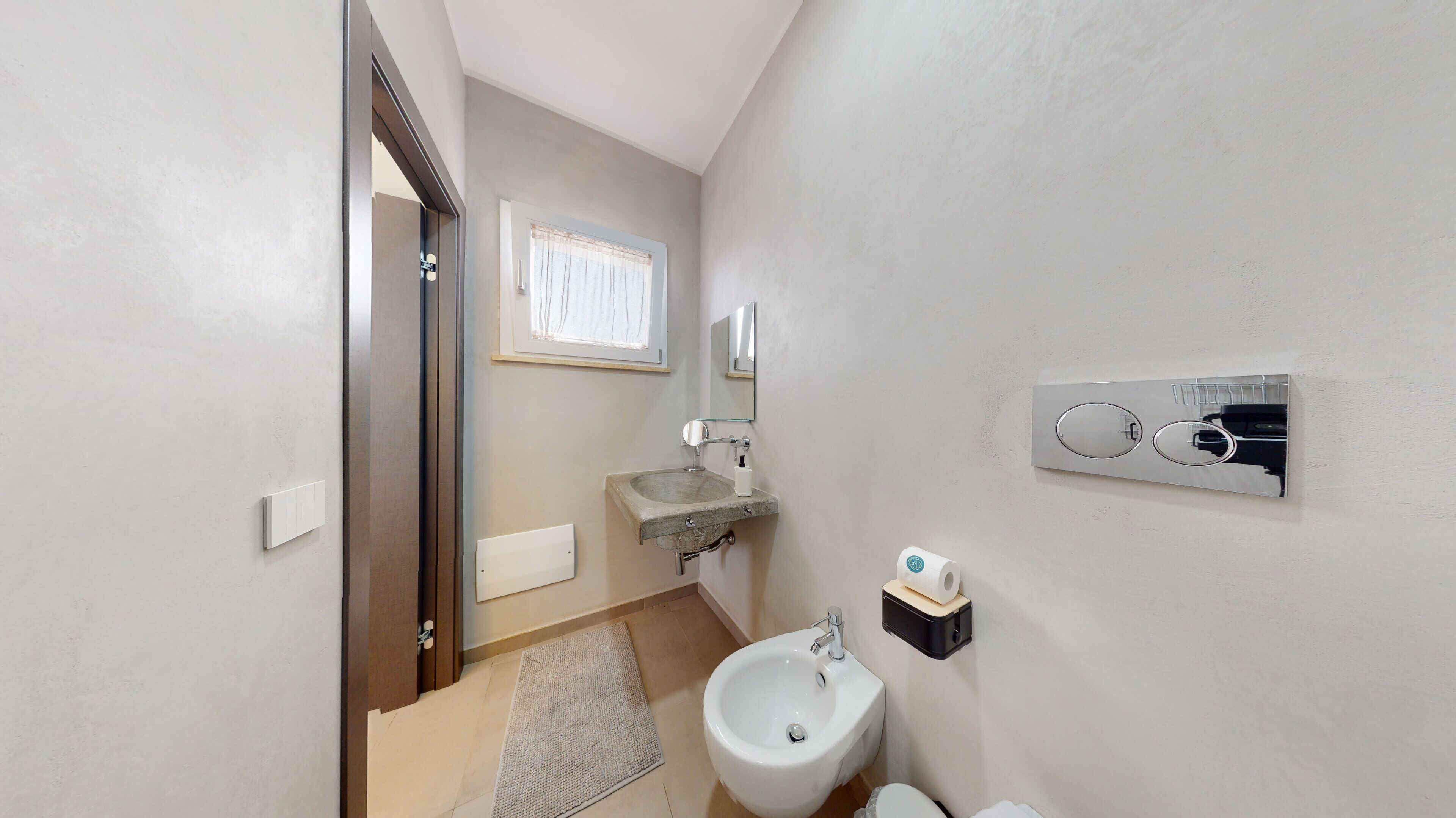 Une salle de bain équipée d’un lavabo, d’un bidet et d’un miroir.