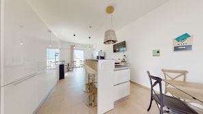 Habitación exclusiva | Cocina compartida | Nevera en la zona común, microondas, placa de cocina y tostadora
