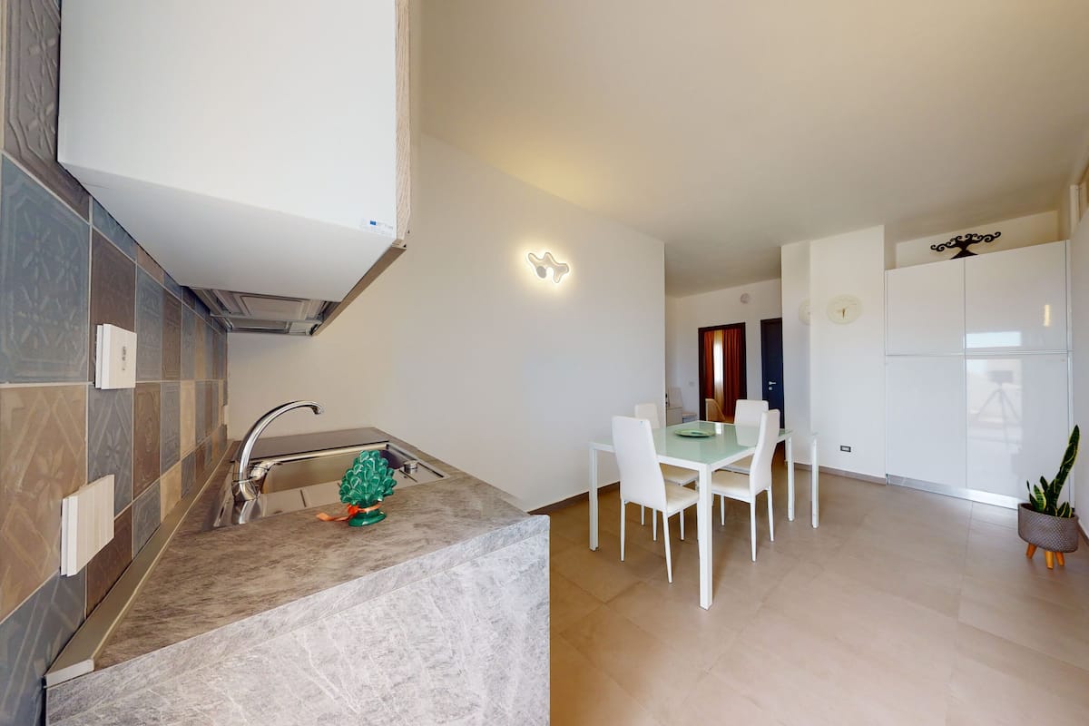 Exclusief appartement | Privékeuken | Een koelkast, een magnetron, een kookplaat, een broodrooster