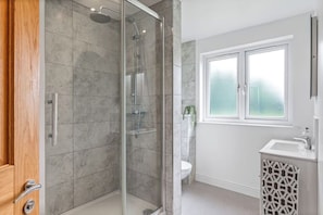 Shower - Beautiful barn conversion in Hertford (HERTFORD)