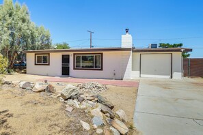 Exterior - Joshua Tree Home w/ Patio - 5 Mi to National Park! (Joshua Tree)