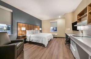 Tabla de planchar con plancha, wifi gratis y ropa de cama 