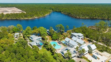 Kolam renang outdoor musiman, dengan kursi berjemur