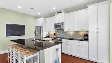 Rumah | Dapur pribadi | Lemari es besar, microwave, oven, dan kompor