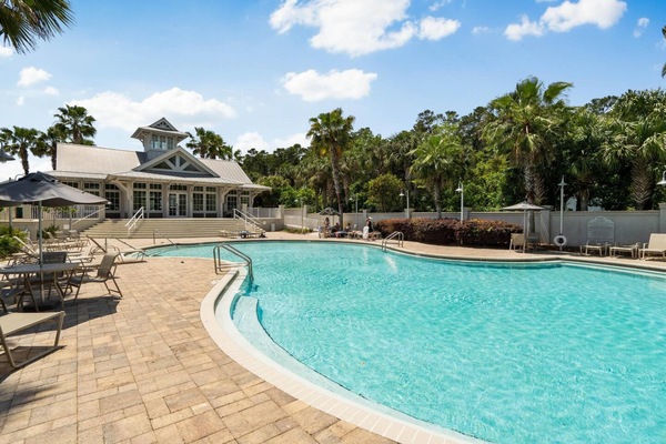 Außenpool (je nach Saison geöffnet), Liegestühle