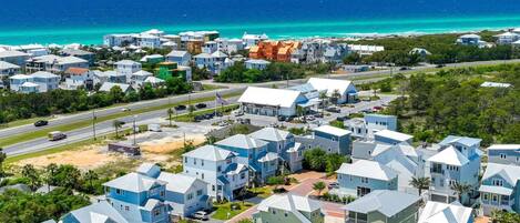 Zona residencial costera con casas y una carretera.
