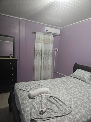 2 bedrooms, iron/ironing board, WiFi, bed sheets - Central Mackenzie Apartment - steps from all shopping, banking & transportation. (Linden)