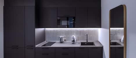 Refrigerador, microondas, cafetera/tetera, tetera/pava eléctrica