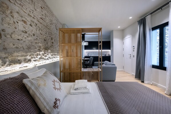 Iron/ironing board, free WiFi, bed sheets