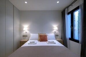Tabla de planchar con plancha, wifi gratis y ropa de cama
