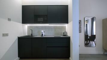 Een koelkast, een magnetron, een koffiezetapparaat/waterkoker