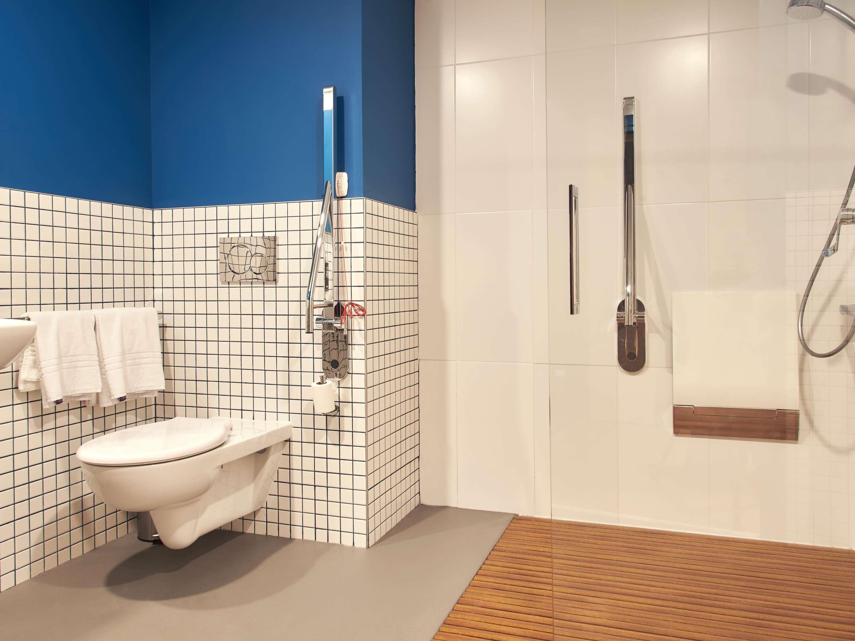 Un baño con inodoro, ducha y lavabo.