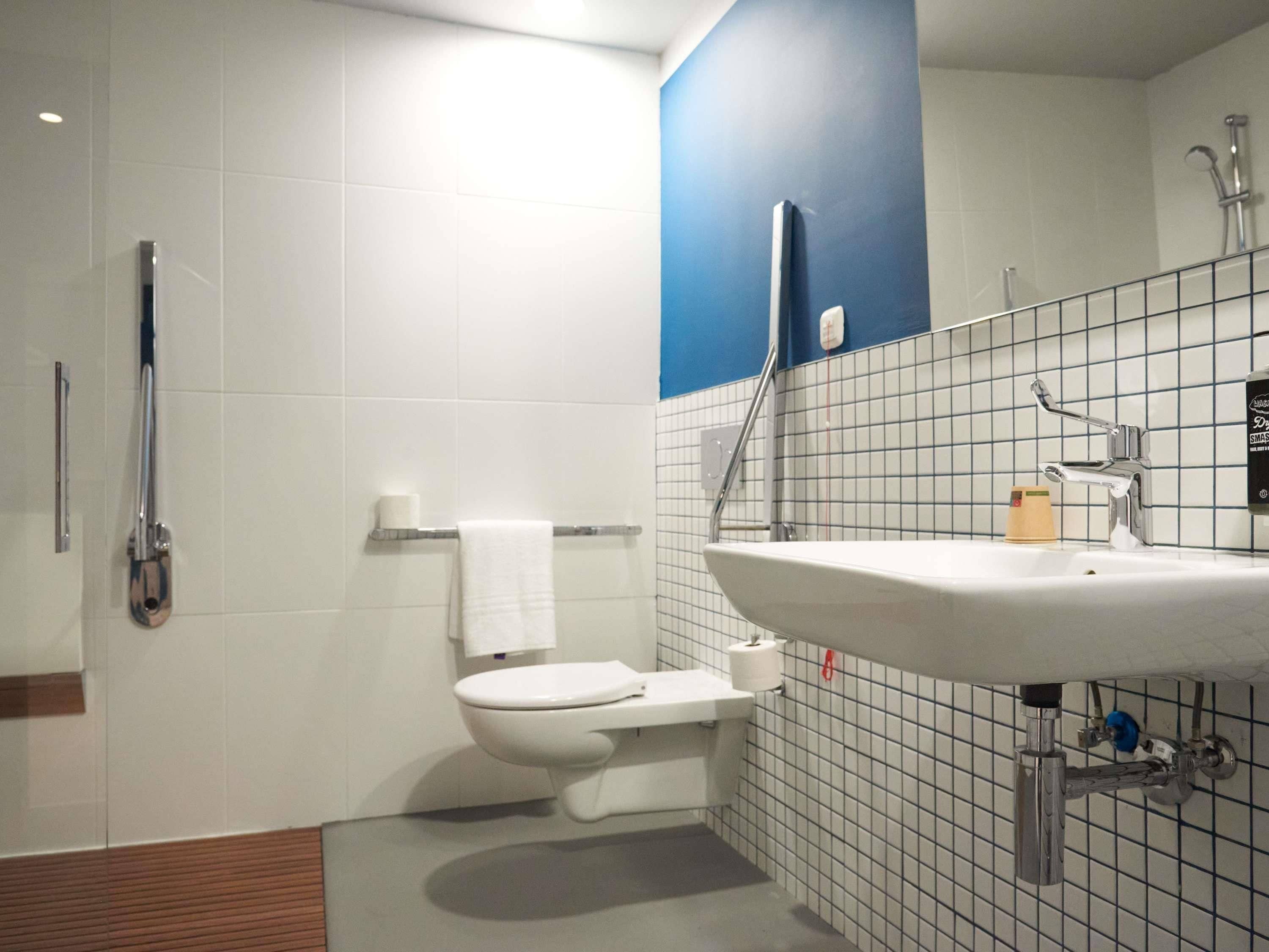 Ein modernes Badezimmer mit Toilette, Waschbecken und Dusche.