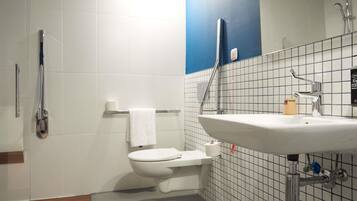 Ein modernes Badezimmer mit Toilette, Waschbecken und Dusche.