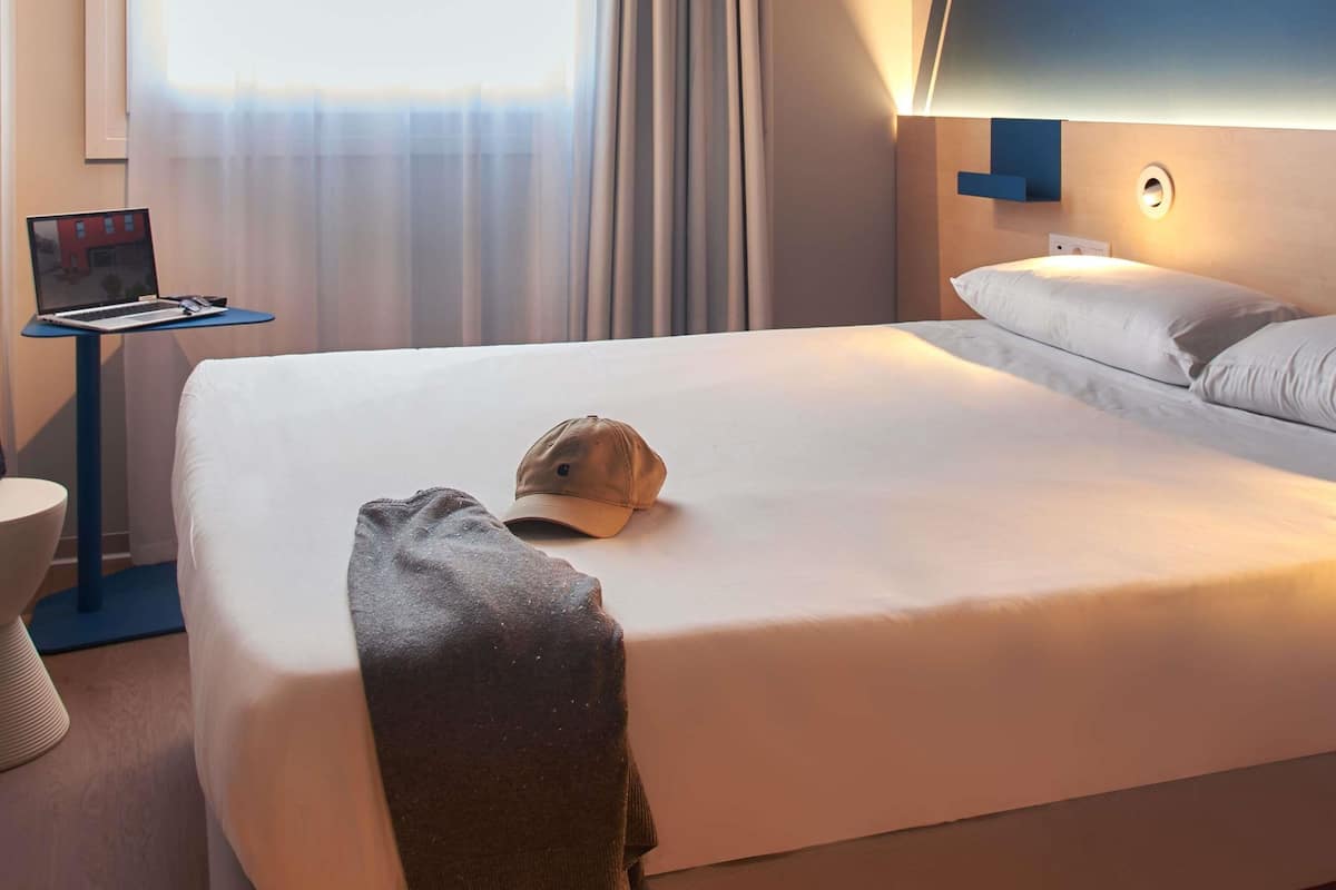 Standard Room, 2 Twin Beds | Blackout drapes, soundproofing, free WiFi, bed sheets