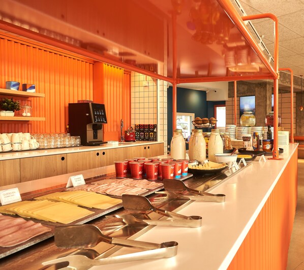 Daily continental breakfast (EUR 6.50 per person)