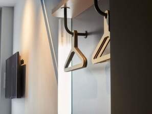 Cortinas opacas, sistema de insonorización, wifi gratis y ropa de cama