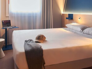 Habitación estándar, 1 cama matrimonial | Cortinas blackout, insonorización, wifi gratis y ropa de cama 