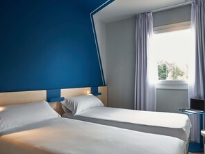 Habitación estándar, 2 camas individuales | Cortinas opacas, sistema de insonorización, wifi gratis y ropa de cama