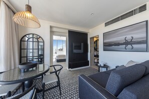 Apartamento, 1 habitación | Zona de estar | Televisión de pantalla plana de 50 pulgadas con canales por cable