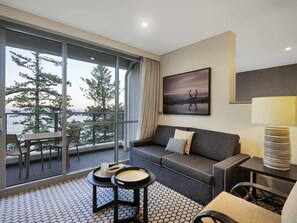 Premium bedding, down duvets, pillow-top beds, in-room safe - Peppers Manly Beach (Manly)